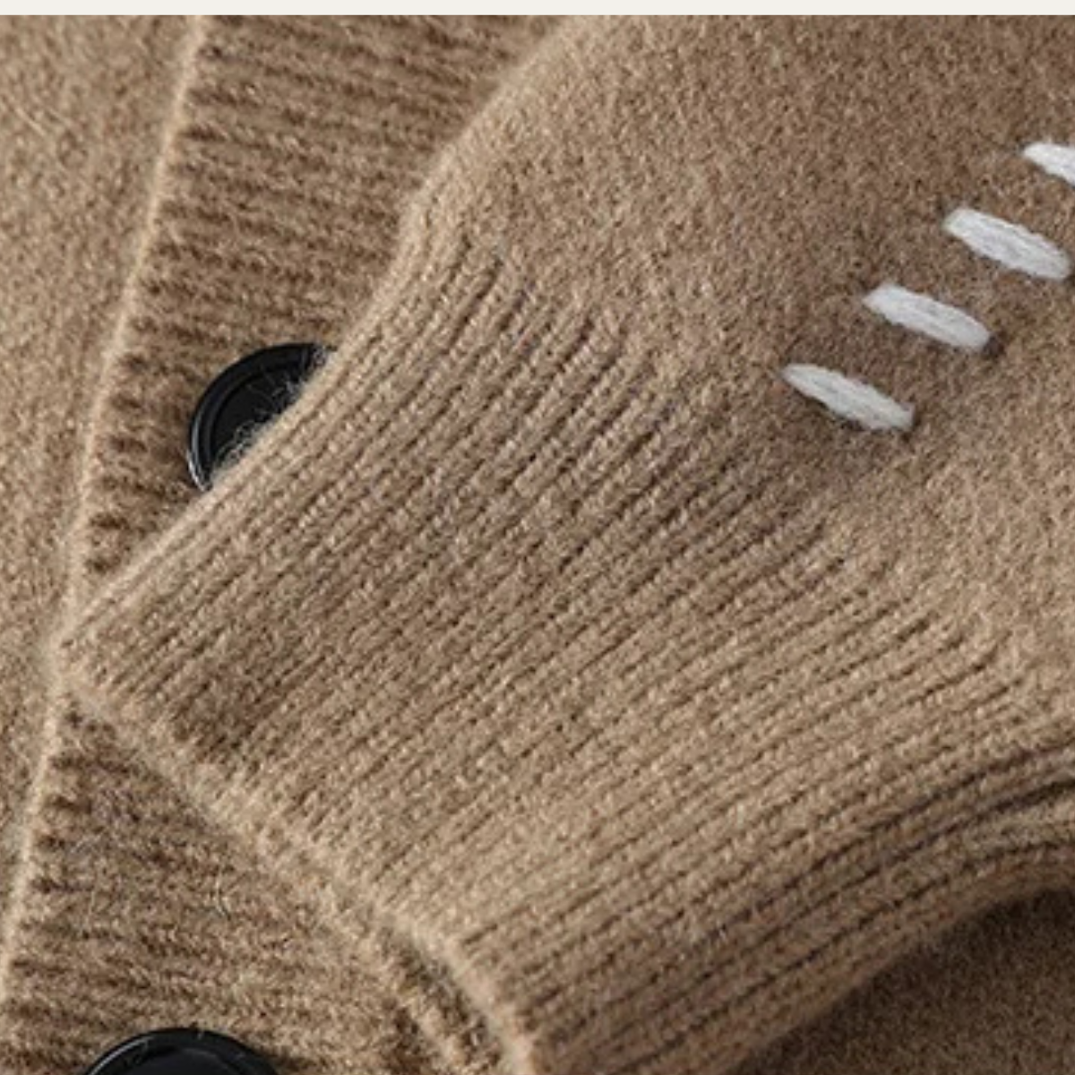 The Hawthorne – Cardigan Homme Cachemire Col V Détails Brodés